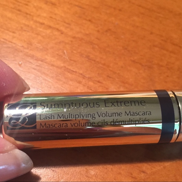 Estée Lauder Sumptuous Extreme Lash Mascara - Picture 3 of 11
